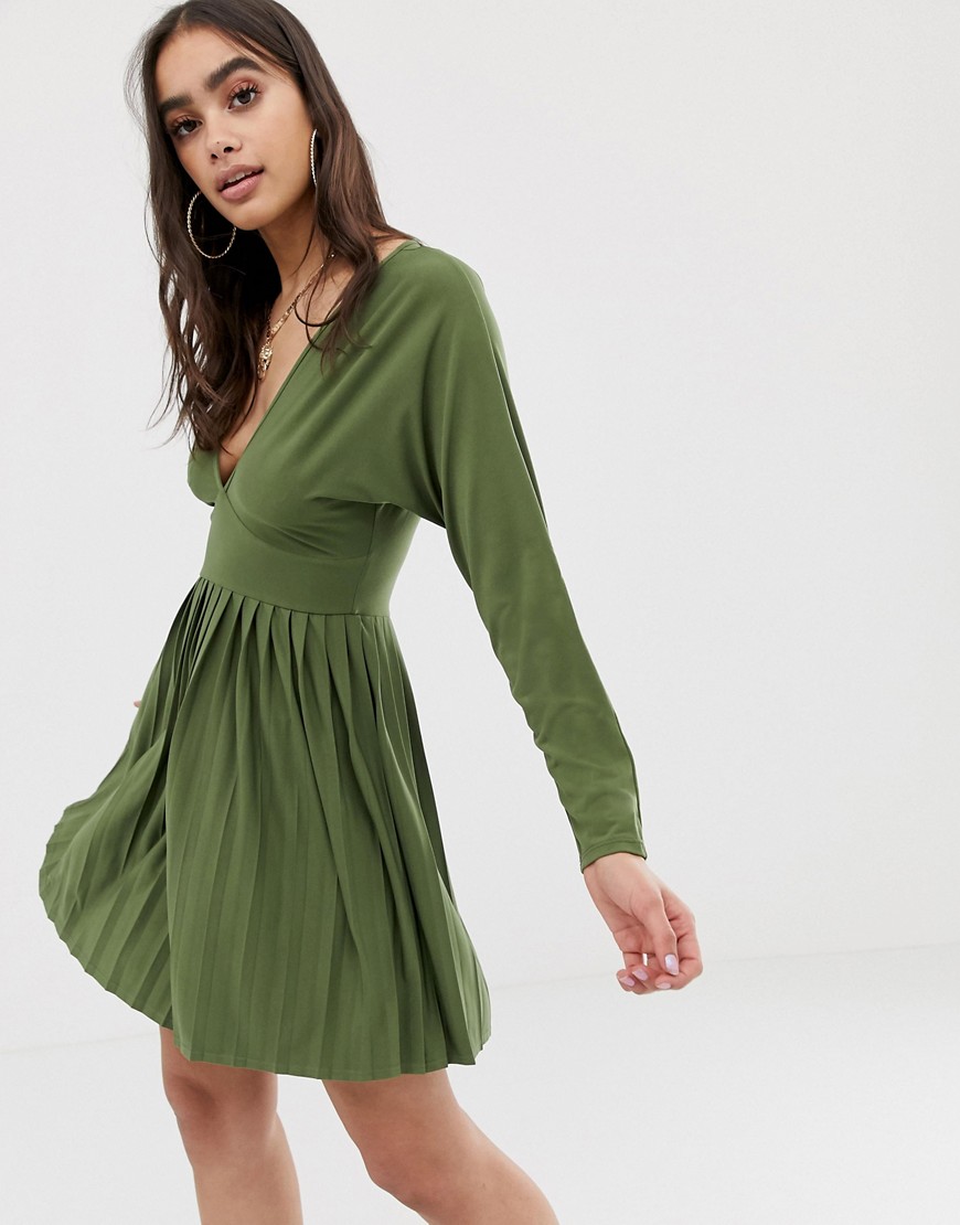 ASOS DESIGN - Jersey mini-jurk van crêpe met V-hals en geplooide rok-Groen
