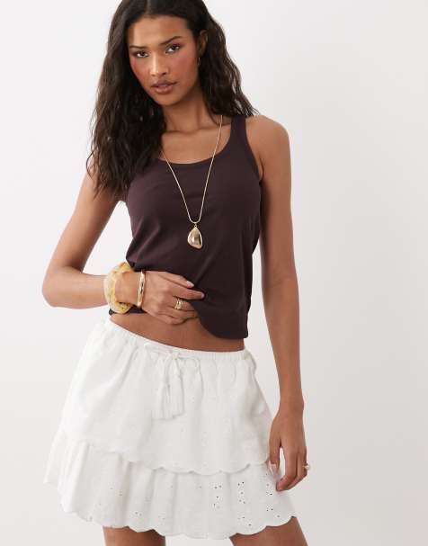 ASOS DESIGN – Jersey-Minirock in Weiß mit Lochstickerei und Quastendetail - view 1