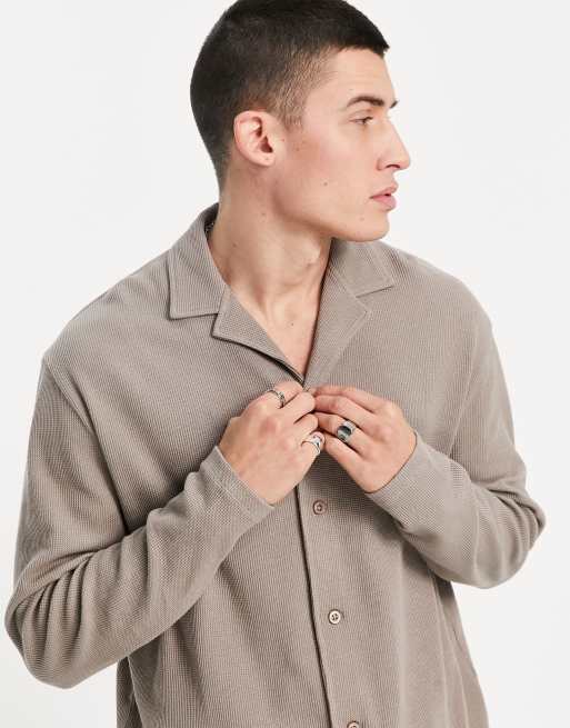 ASOS DESIGN - Jersey overhemd met lange mouwen en wafeltextuur in donker beige