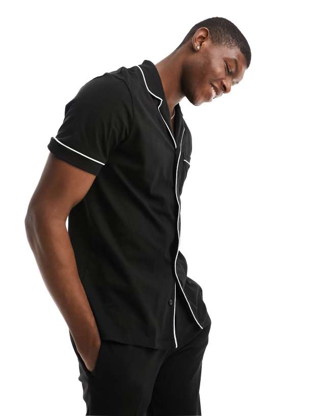 ASOS DESIGN - jersey shirt with tipping detail and pocket in black