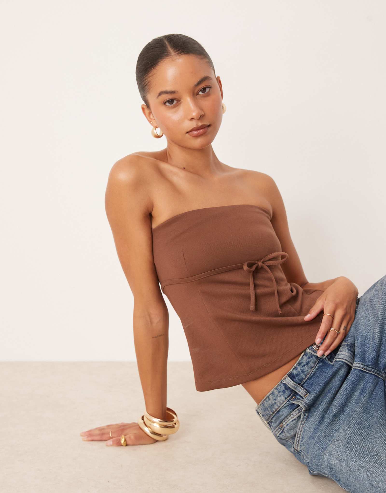 Топ-бандо из твилового трикотажа ASOS DESIGN с завязкой на талии коричневого цвета