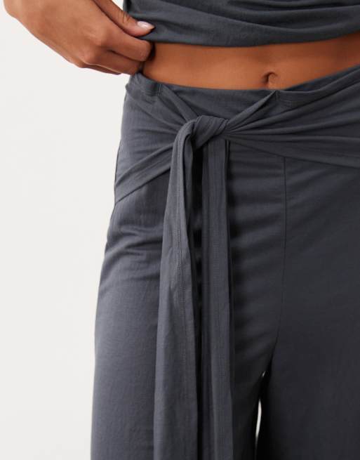 ASOS DESIGN jerseybyxor med knytdetalj i midjan och vida ben i charcoal, 4 av 5