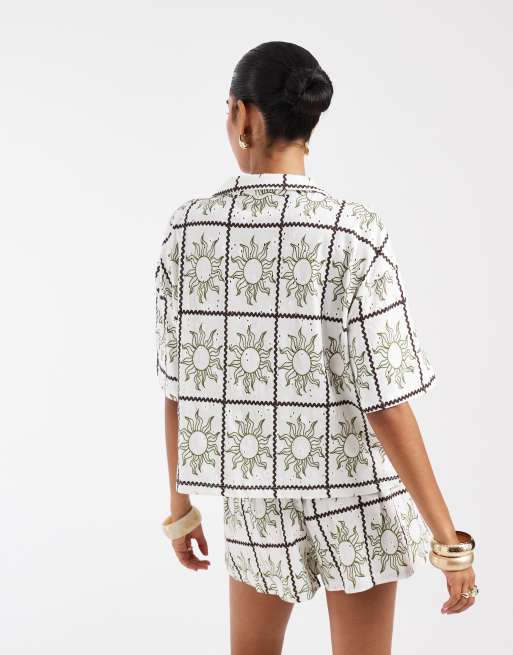 ASOS DESIGN - Jerseyskjorte med krave og knapper samt solprint, 3 af 4
