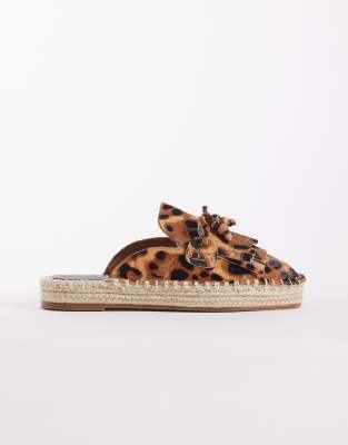 ASOS DESIGN - Joan - Espadrille-Loafer aus echtem Leder mit Fell-Quasten und Leopardenmuster-Bunt