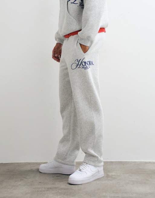 ASOS DESIGN – Set aus Polycotton in Grau meliert, bestehend aus Oversize-Kapuzenpullover mit Pigment-Print und gerade geschnittener Jogginghose, 2 von 3