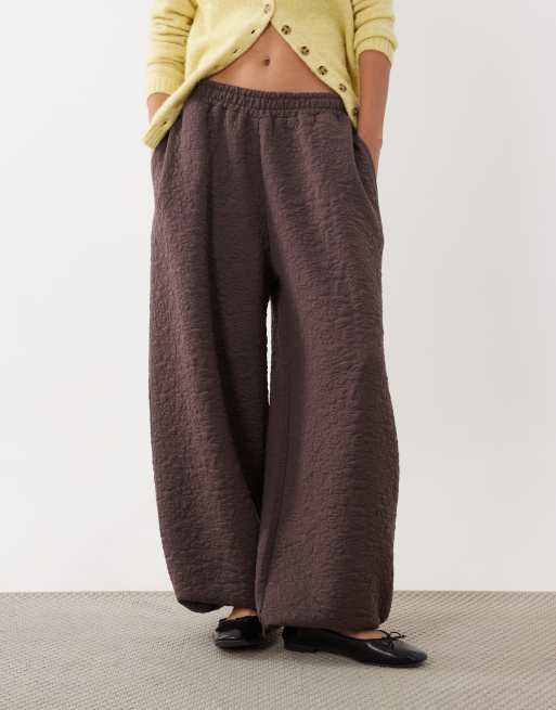 ASOS DESIGN Jogger mit lockerer Passform in strukturierter Jacquard-Kombination in Braun, 2 von 5