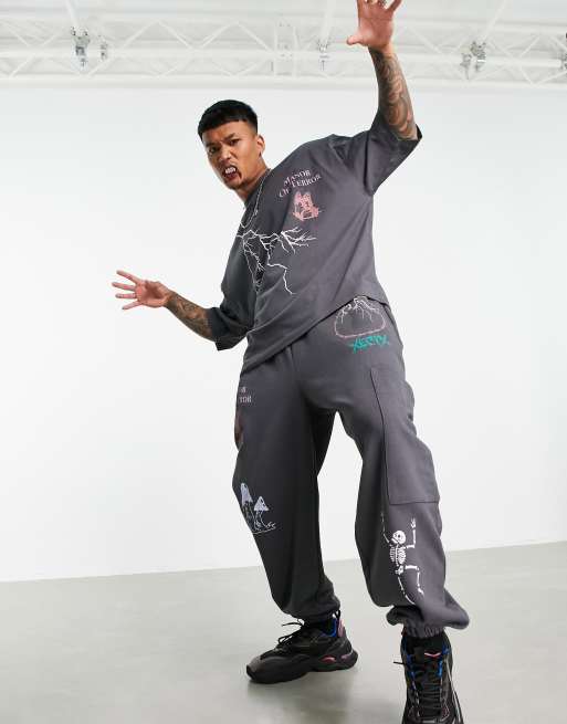 ASOS DESIGN - Jogger oversize d'ensemble à imprimés gothiques multicolores - Noir