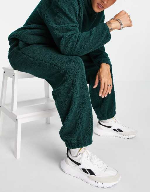 ASOS DESIGN - Jogger oversize d'ensemble duveteux imitation peau de mouton - Vert foncé