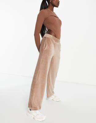ASOS DESIGN - Joggers a vita bassa in velour colore neutro