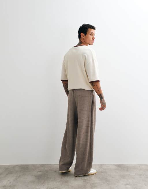 ASOS DESIGN - Joggers beis extragrandes de corte globo con pinzas laterales de tejido texturizado, 5 de 5