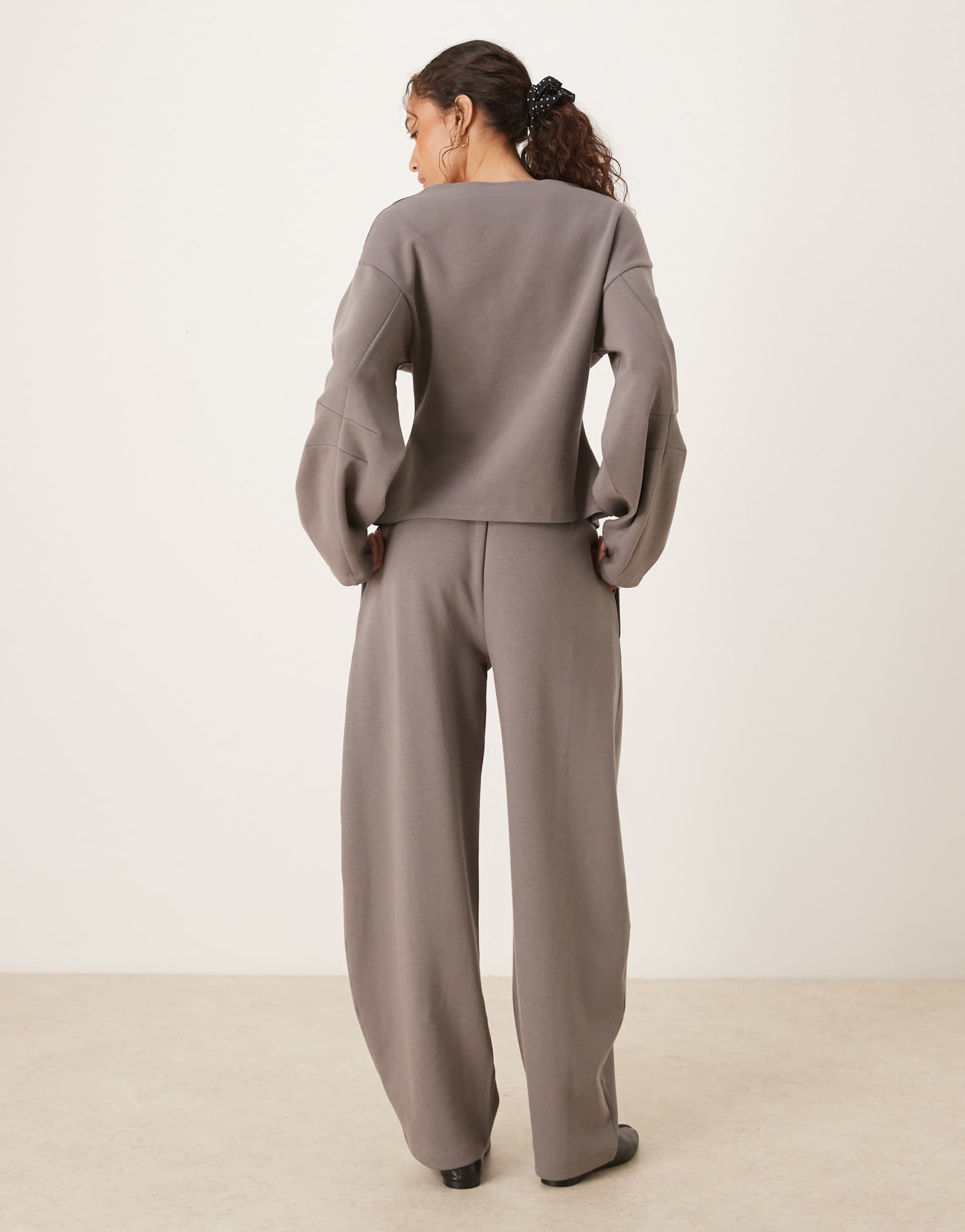 ASOS DESIGN - Joggers bombati in interlock grigi con cucitura