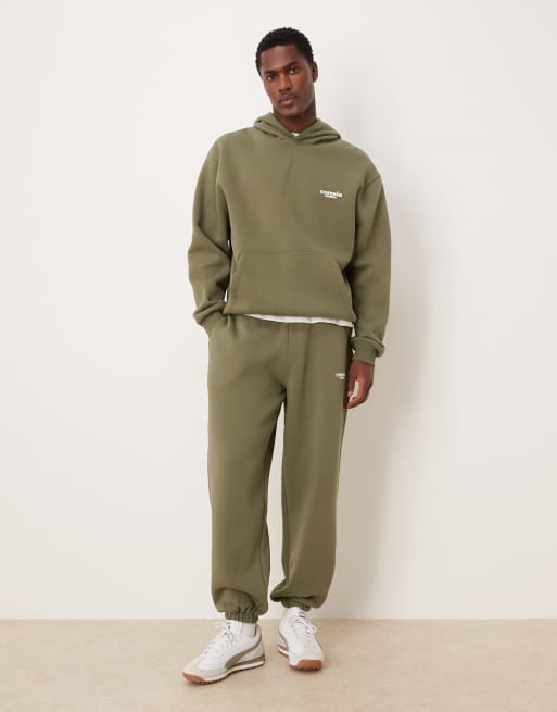 ASOS DESIGN - Joggers comodi color oliva polvere con stampa in coordinato, 2 di 5