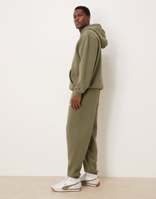 ASOS DESIGN - Joggers comodi color oliva polvere con stampa in coordinato, 3 di 5