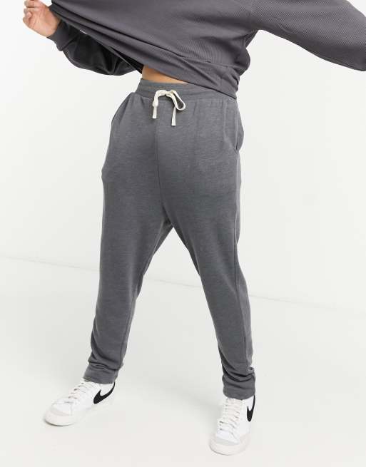ASOS DESIGN - Joggers con cavallo basso in viscosa super morbida nero slavato