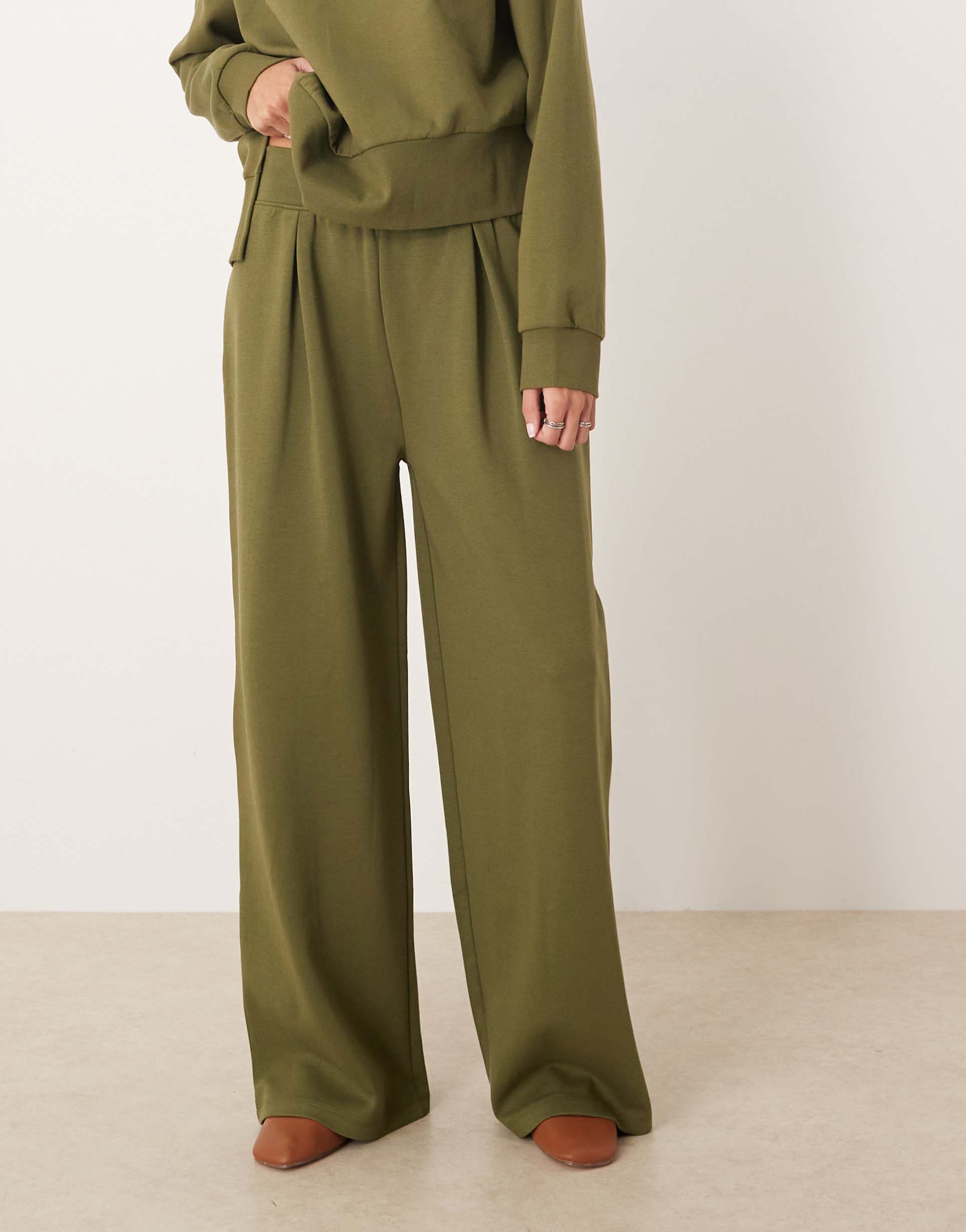 ASOS DESIGN: Joggers a Pantaloni Ampi in Tessuto Interlock Kaki con Cintura Elastica