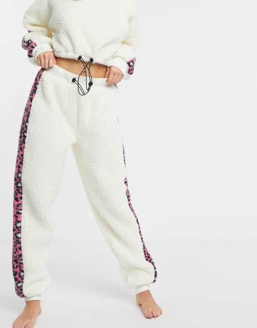 ASOS DESIGN - Completo da casa con joggers e felpa in pile borg a righe leopardati, 3 di 3