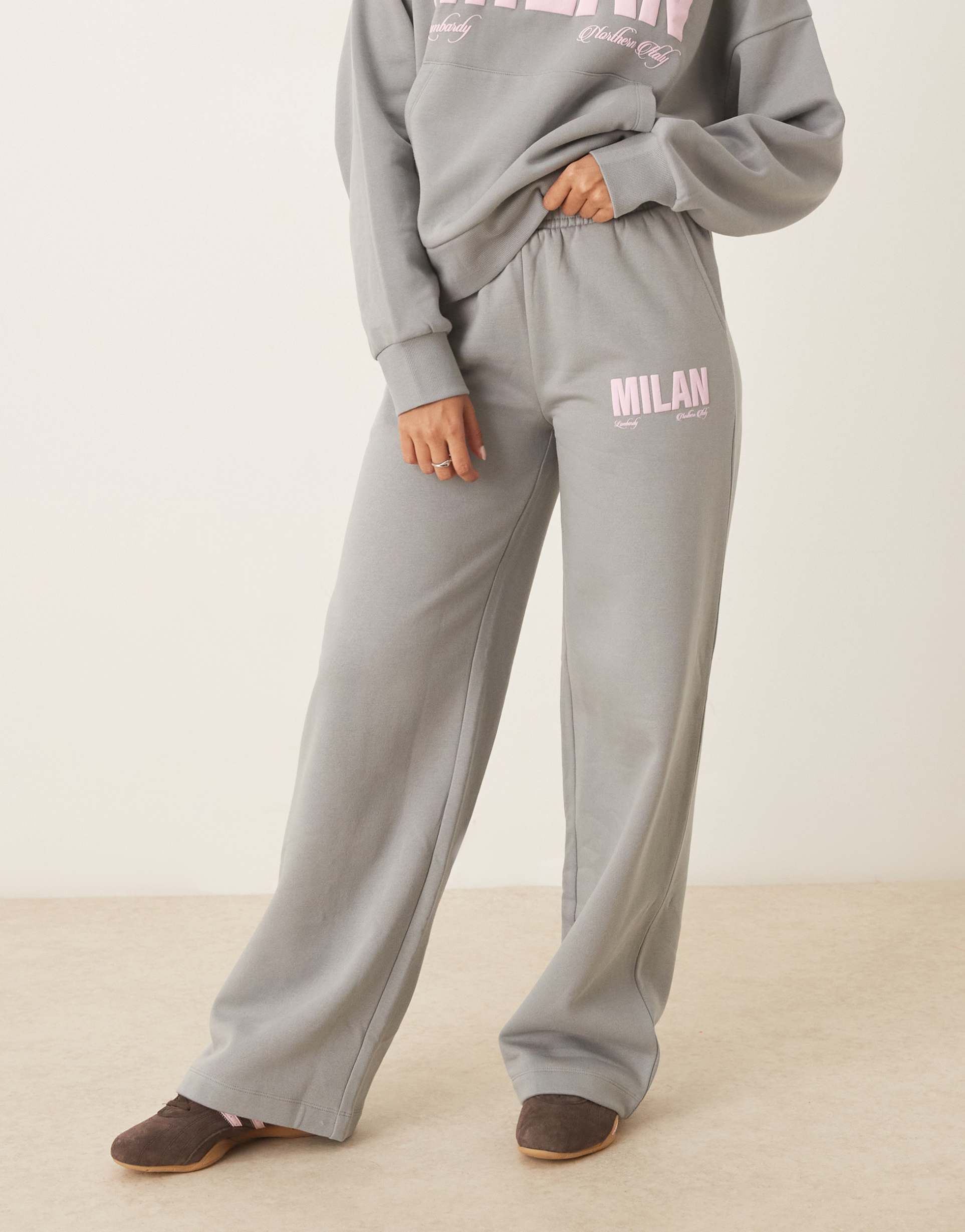 ASOS DESIGN: Joggers Grigi con Stampa 'Milan' – Taglio Dritto