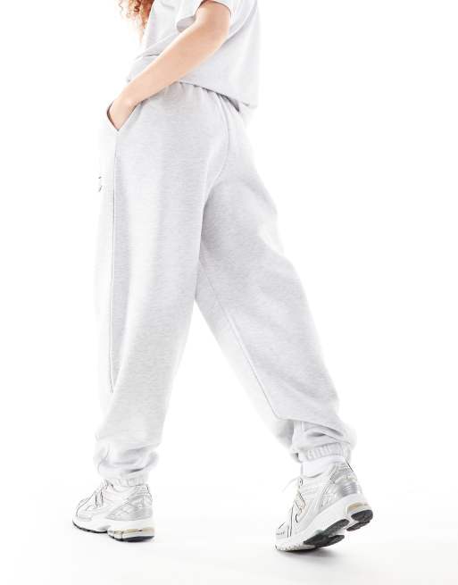 ASOS DESIGN - Joggers grigio mélange con logo sportivo in coordinato, 2 di 5