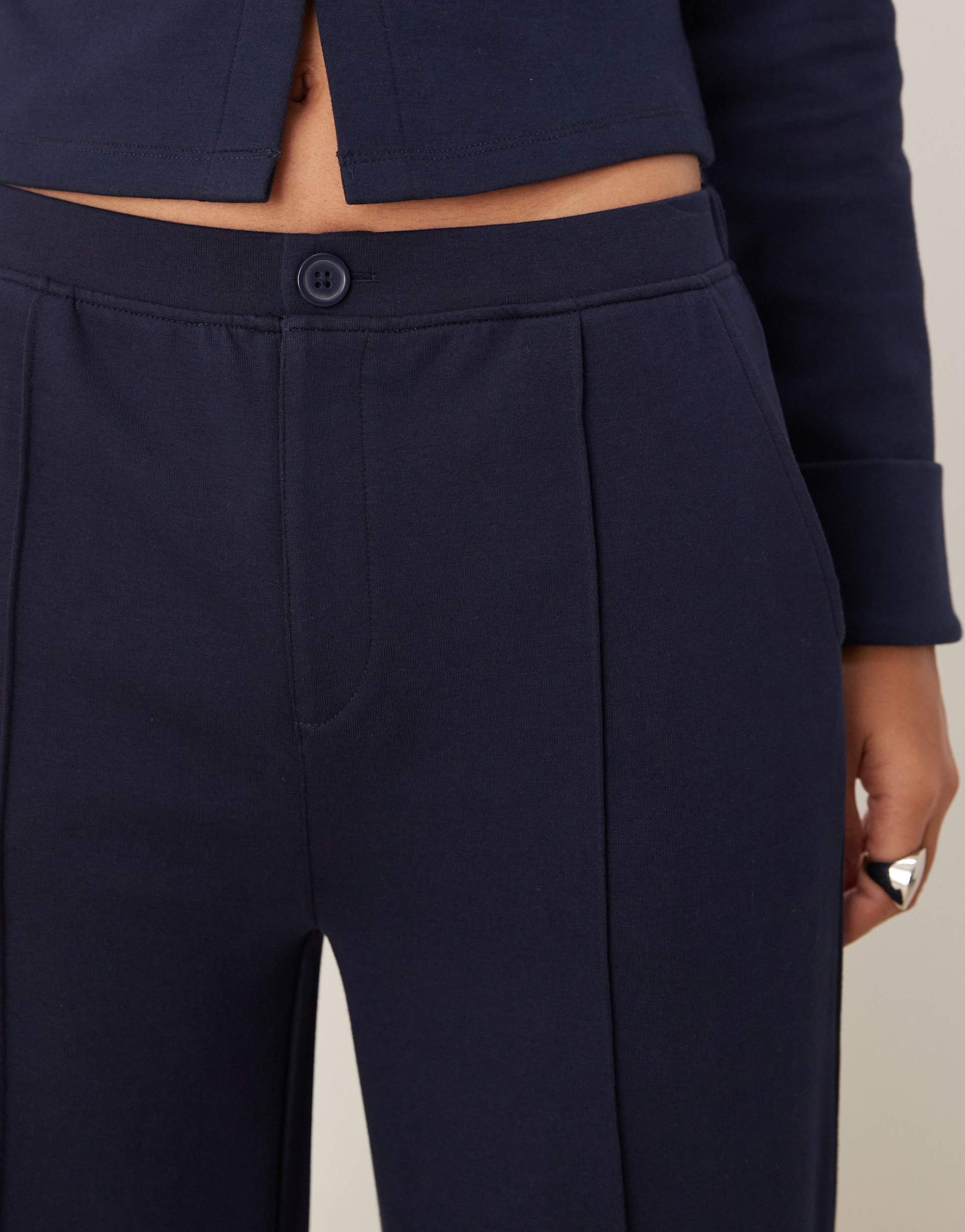 ASOS DESIGN - Pantaloni Jogger Blu Navy in Tessuto Interlock con Risvolto