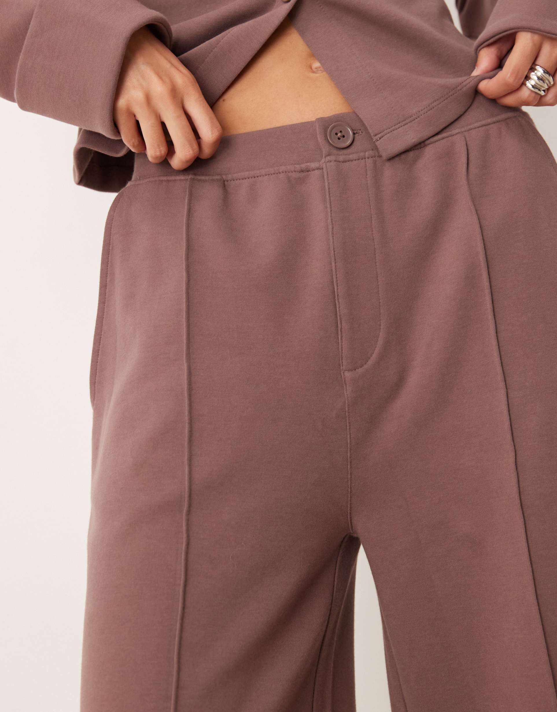 ASOS DESIGN - Joggers in tessuto interlock marroni con risvolti
