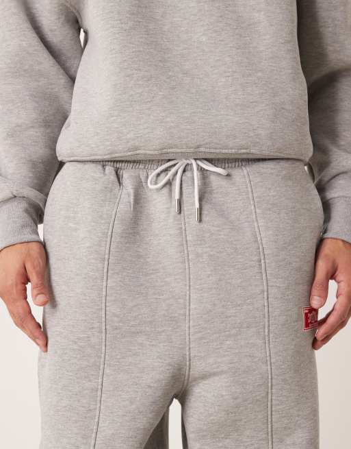 ASOS DESIGN - Joggers oversize a palloncino con pinces grigio mélange con ricamo in coordinato, 4 di 5