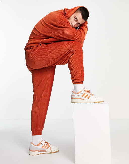 ASOS DESIGN - Joggers oversize in velour a coste, colore marrone tabacco in coordinato