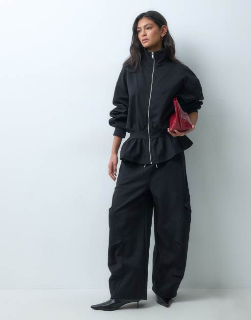ASOS DESIGN – Czarny zestaw: bluza z obniżoną talią i joggersy z zakładkami, 2 z 3