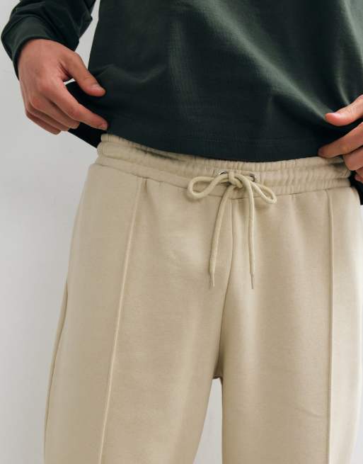 ASOS DESIGN joggery tapered z zakładkami w neutralnym kolorze, 2 z 5