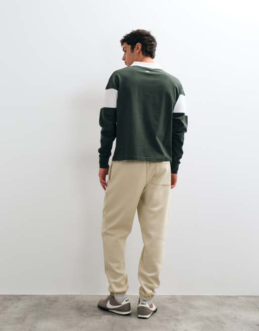 ASOS DESIGN joggery tapered z zakładkami w neutralnym kolorze, 3 z 5