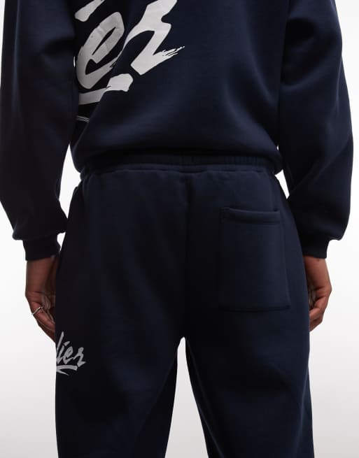 ASOS DESIGN - Joggingbroek met rechte pijpen en tekstprint in marineblauw, 5 van 5