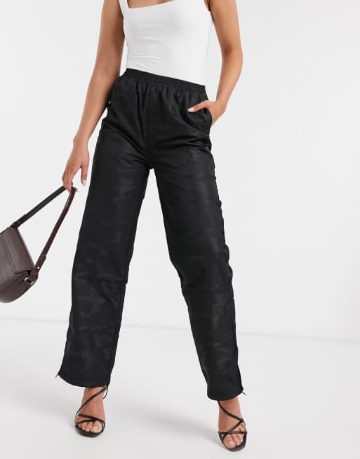 ASOS DESIGN - Joggingbroek met rechte pijpen, zoom met rits en zwarte camouflageprint