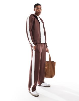 ASOS DESIGN - Joggingbroek met wijde pijpen en bies in bruin, deel van co-ord set