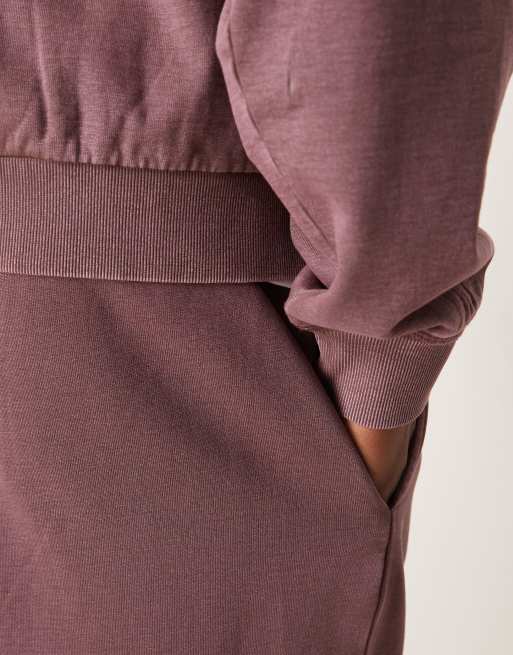 ASOS DESIGN - Joggingbroek met wijde pijpen in bordeauxrood met wassing, 3 van 5