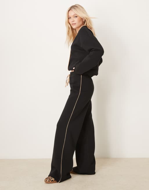 ASOS DESIGN - Joggingbroek van sweaterstof met wijde pijpen en contrasterende stiksels in zwart, deel van co-ord set