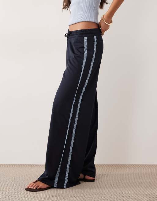 ASOS DESIGN - Tricot trainingspak met kanten afwerking in marineblauw, 2 van 3