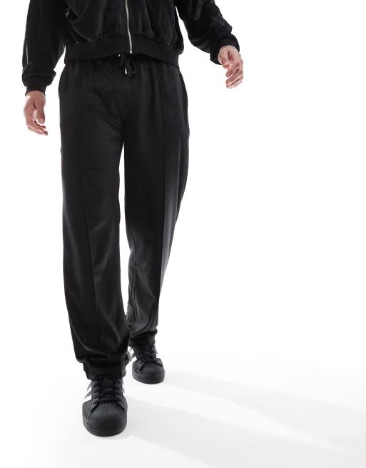 ASOS DESIGN - Joggingbroek van velour met rechte pijpen in zwart, 3 van 5