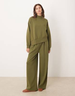 ASOS DESIGN - Jogginghose aus Interlock-Stoff in Khaki mit weitem Bein und breitem Bund-Grün