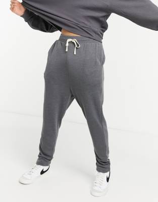 ASOS DESIGN – Jogginghose aus superweicher Viskose mit niedrigem Schnitt in verwaschenem Schwarz