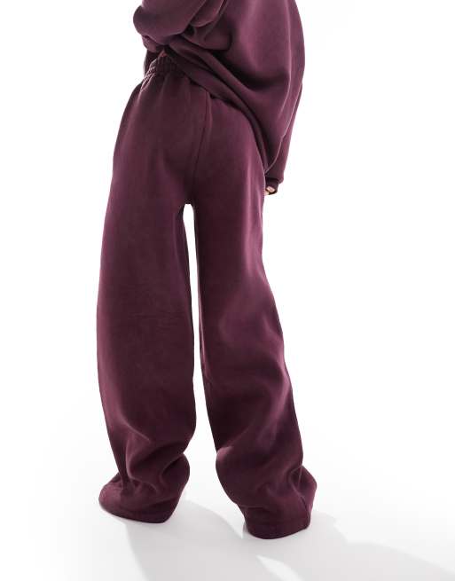 ASOS DESIGN – Jogginghose in burgunderroter Acid-Waschung mit Cocoon-Bein, Kombiteil, 2 von 5