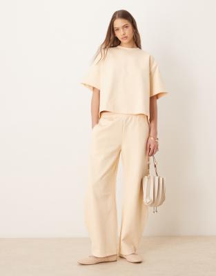 ASOS DESIGN - Jogginghose in Buttermilchgelb im Interlock-Design mit abgerundetem Beinschnitt, Kombiteil-Weiß