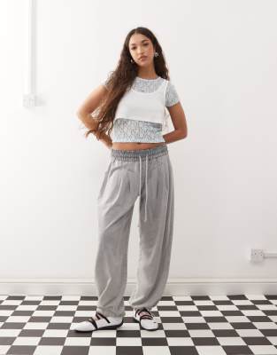 ASOS DESIGN - Jogginghose in grauer Acid-Waschung mit gerafftem Detail