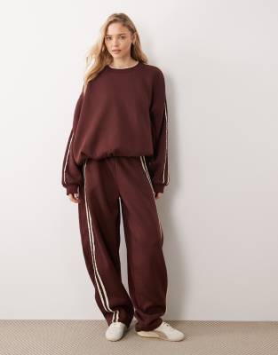 ASOS DESIGN - Jogginghose in Schokobraun mit Häkelspitze und weitem Bein, Kombiteil-Brown