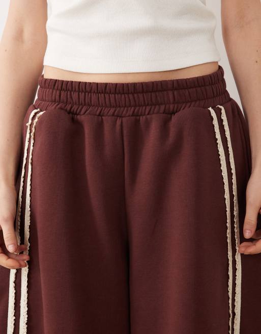 ASOS DESIGN – Jogginghose in Schokobraun mit Häkelspitze und weitem Bein, Kombiteil, 4 von 5
