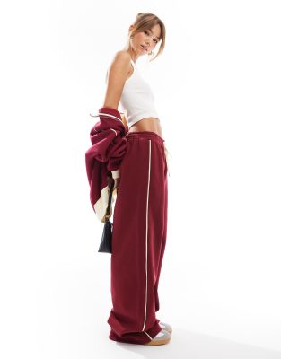 ASOS DESIGN - Jogginghose mit weitem Bein und farblich abgesetztem seitlichem Streifen-Rot