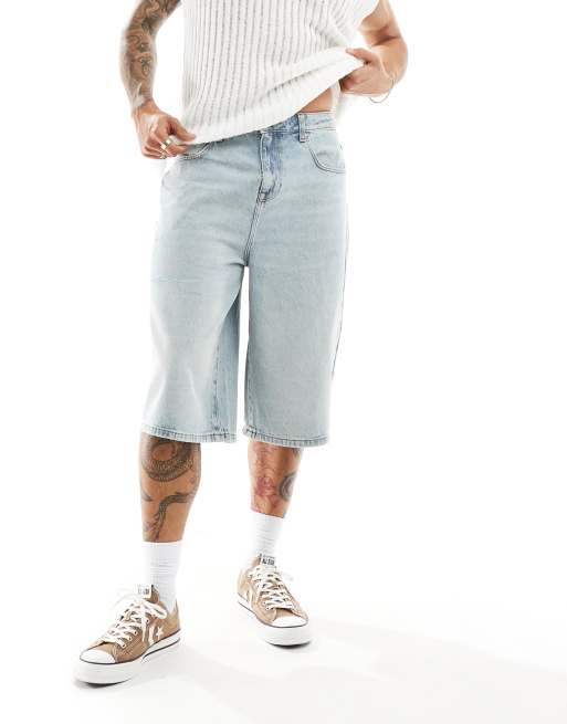 ASOS DESIGN - Jorts di jeans lunghi blu lavaggio chiaro con abrasioni, 2 di 5