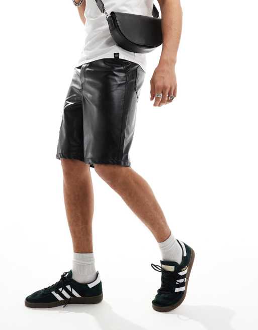 ASOS DESIGN – Jorts in schwarzer Lederoptik