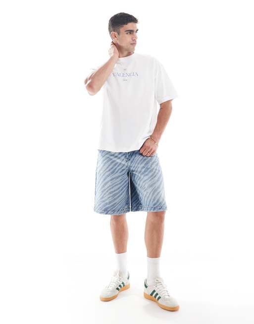 ASOS DESIGN - Jorts taglio lungo blu lavaggio medio tinto con stampa zebrata al laser