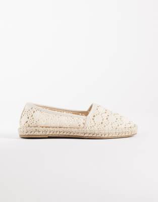 ASOS DESIGN - Joyce - Espadrilles in weißer Häkeloptik mit geschlossener Zehenpartie