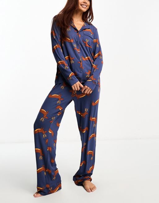 ASOS DESIGN - Jul - Marineblåt og superblødt pyjamassæt med bukser og langærmet skjorte med kontrastkanter og julehund-print
