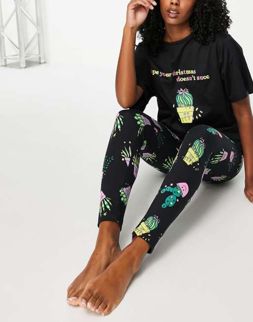 ASOS DESIGN – Jul – Svart pyjamas med leggings och T-shirt med Doesn't Succ-tryck, 2 av 4